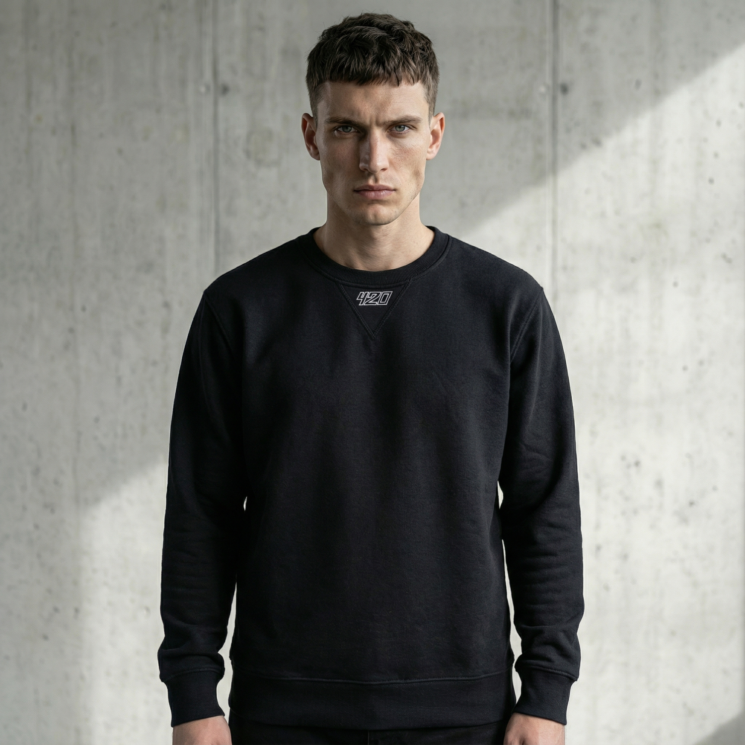 Černá konopná mikina +420, unisex střih, minimalistický design, česká značka.